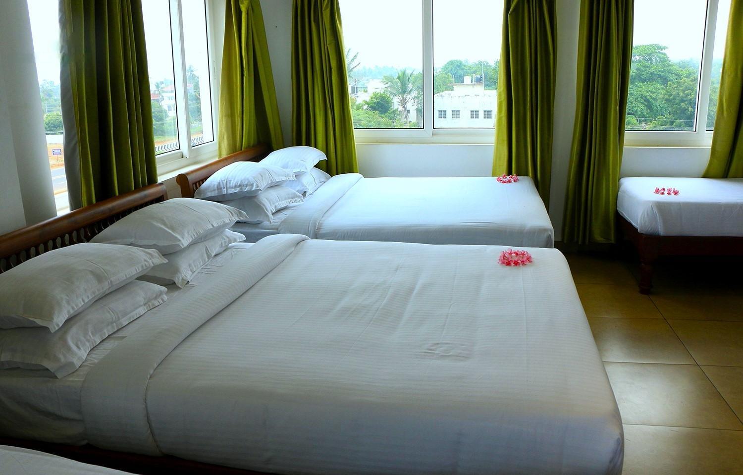 Le Holiday Inn Pondicherry Bagian luar foto