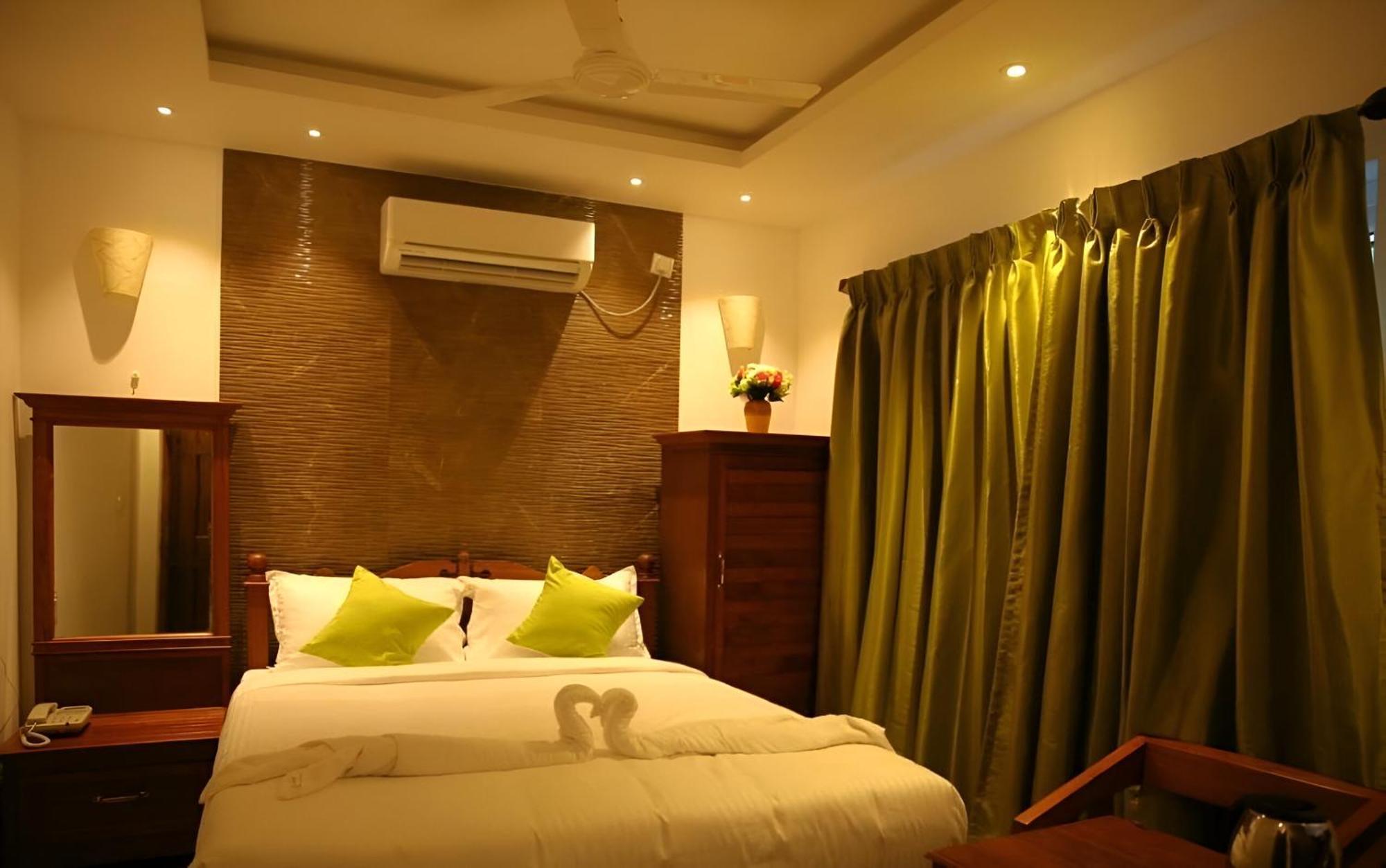 Le Holiday Inn Pondicherry Bagian luar foto